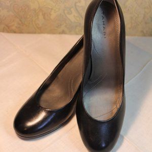 Ladies Black Leather Pumps